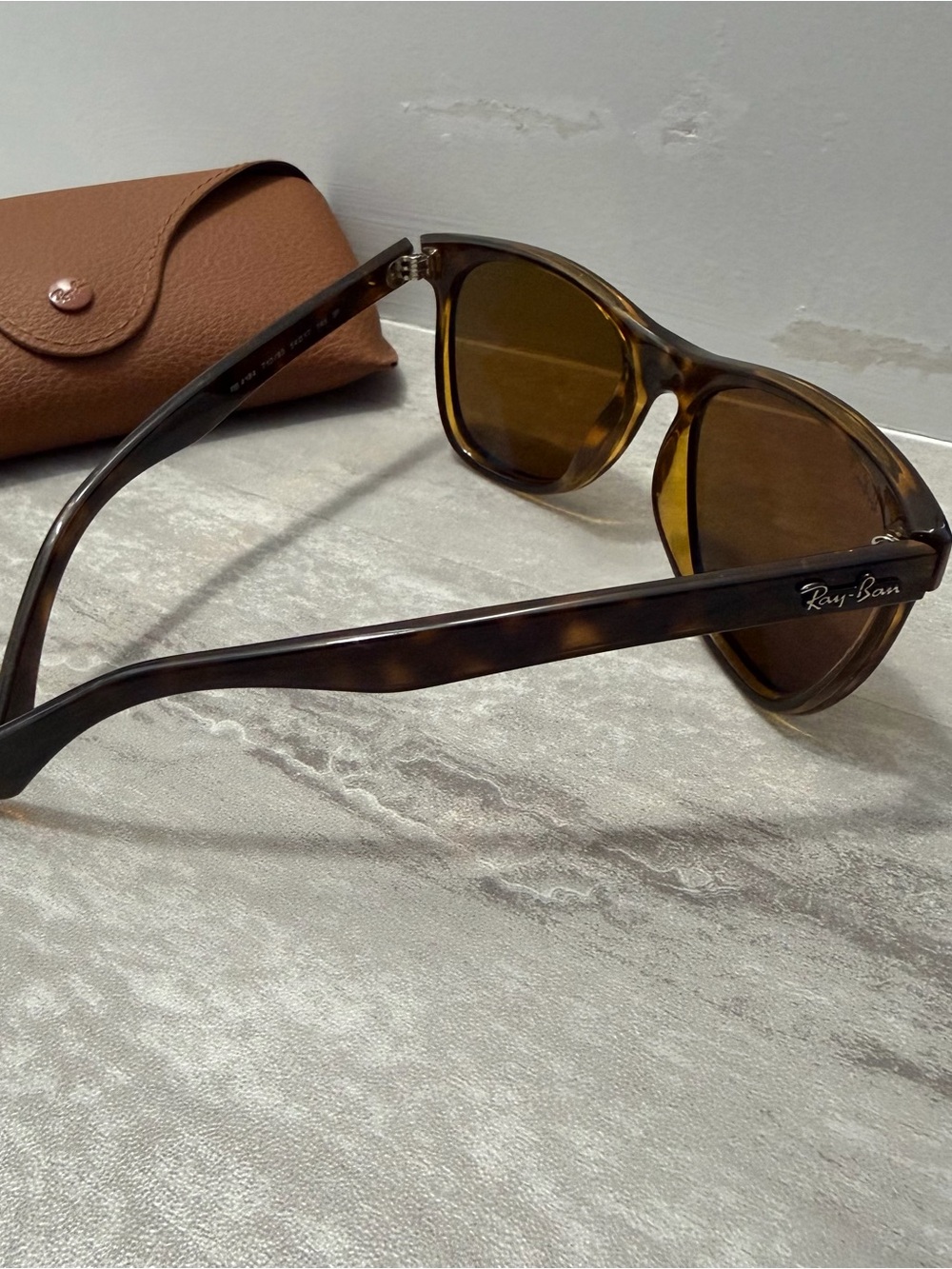 Ray-Ban Brown Tortoiseshell Polarized Sunglasses with Brown Case - Picture 2 of 5